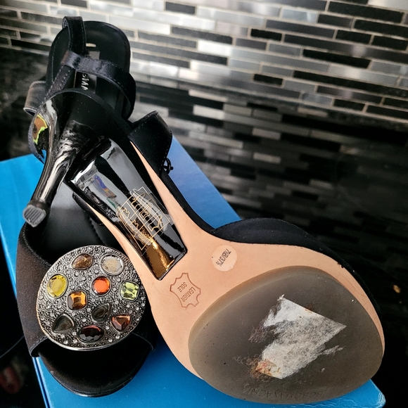 BCBG HEEL SANDALS - Picture 9 of 9